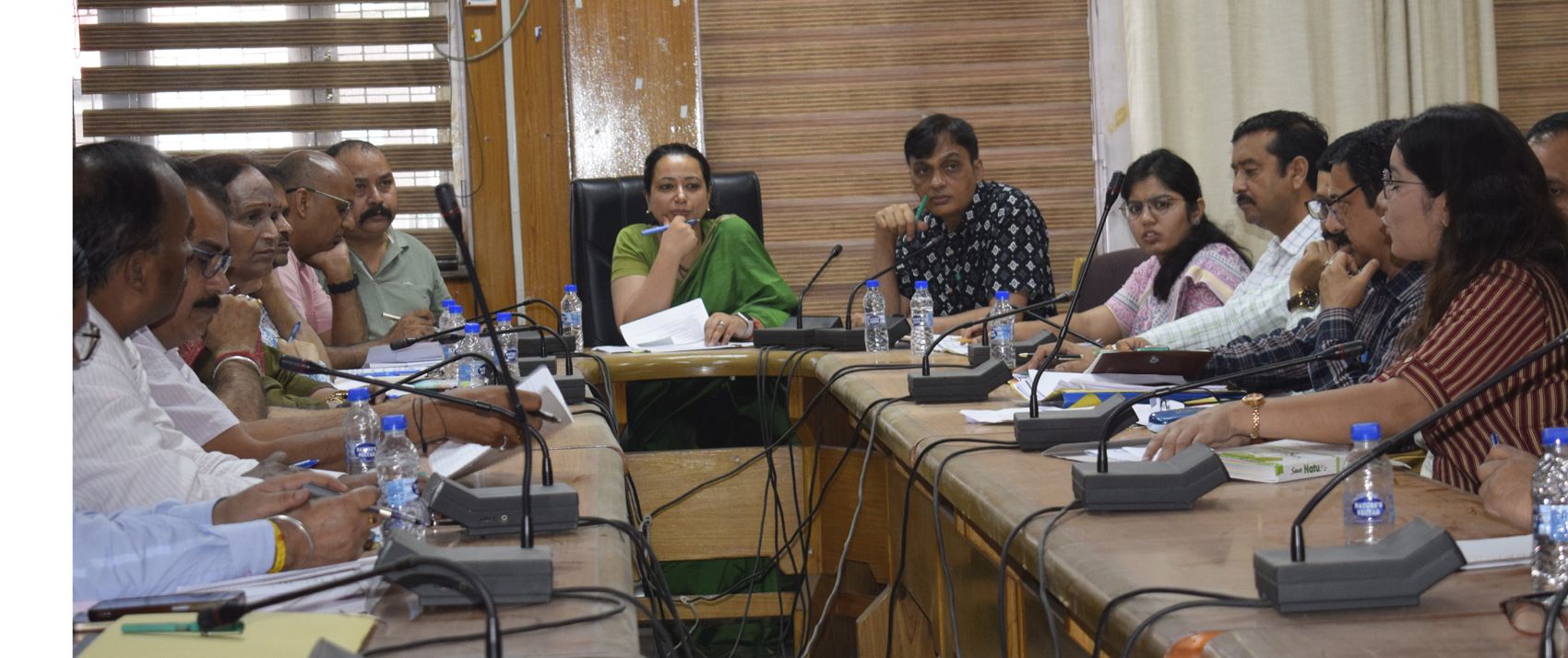 समीक्षा बैठक में मौजूद एडीएम और अन्य अधिकारी।