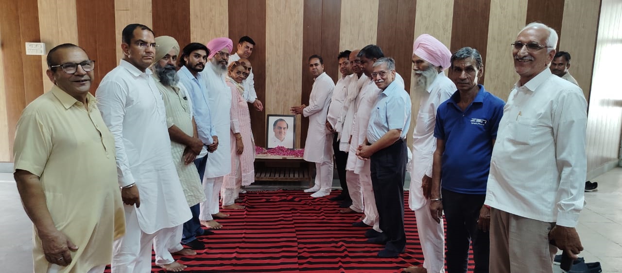 पूर्व प्रधानमंत्री राजीव गांधी को श्रद्धांजलि देते कांग्रेसी। पूर्व प्रधानमंत्री राजीव गांधी को श्रद्धांजलि देते कांग्रेसी।