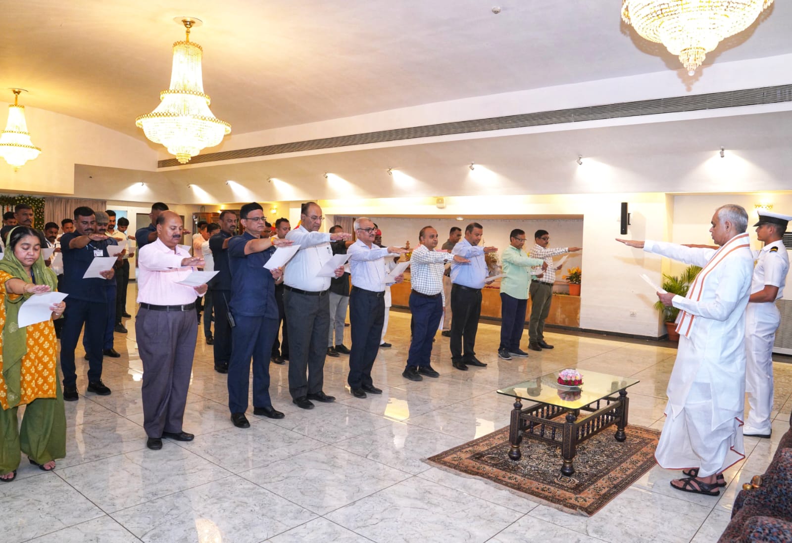 गांधीनगर स्थित राजभवन में बुधवार को आतंकवाद विरोधी दिवस पर कर्मचारी-अधिकारियों को शपथ दिलाते राज्यपाल आचार्य देवव्रत। गांधीनगर स्थित राजभवन में बुधवार को आतंकवाद विरोधी दिवस पर कर्मचारी-अधिकारियों को शपथ दिलाते राज्यपाल आचार्य देवव्रत।