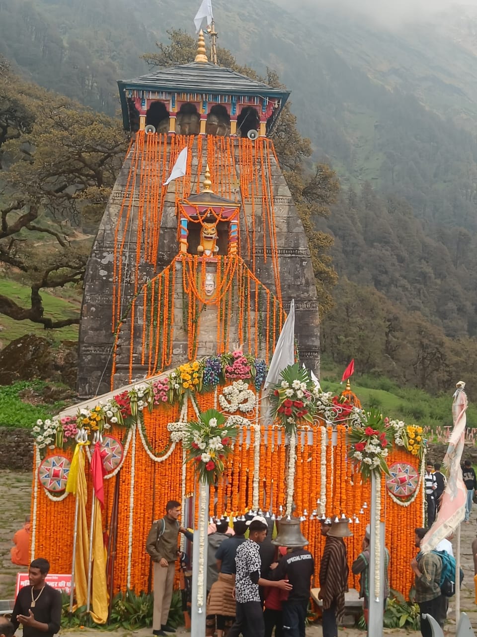 पंचकेदारों में प्रतिष्ठित द्वितीय केदार मद्महेश्वर मंदिर। पंचकेदारों में प्रतिष्ठित द्वितीय केदार मद्महेश्वर मंदिर।