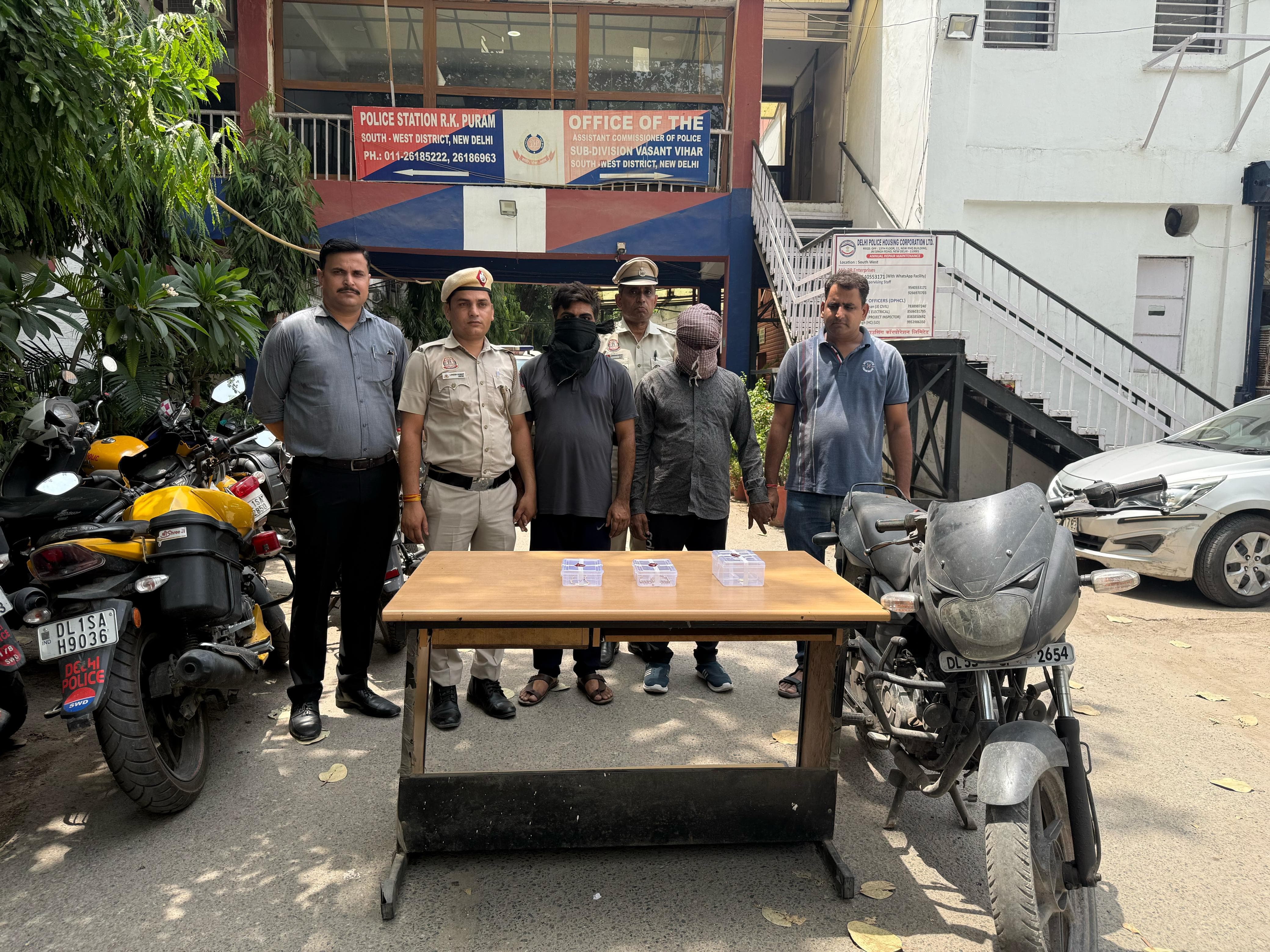 पकड़े गए दो कुख्यात बदमाशों की फोटो पकड़े गए दो कुख्यात बदमाशों की फोटो