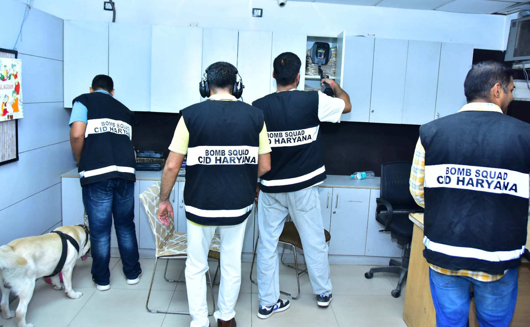 गुरुग्राम के लघु सचिवालय में बम होने की सूचना पर जांच करती टीम। गुरुग्राम के लघु सचिवालय में बम होने की सूचना पर जांच करती टीम।