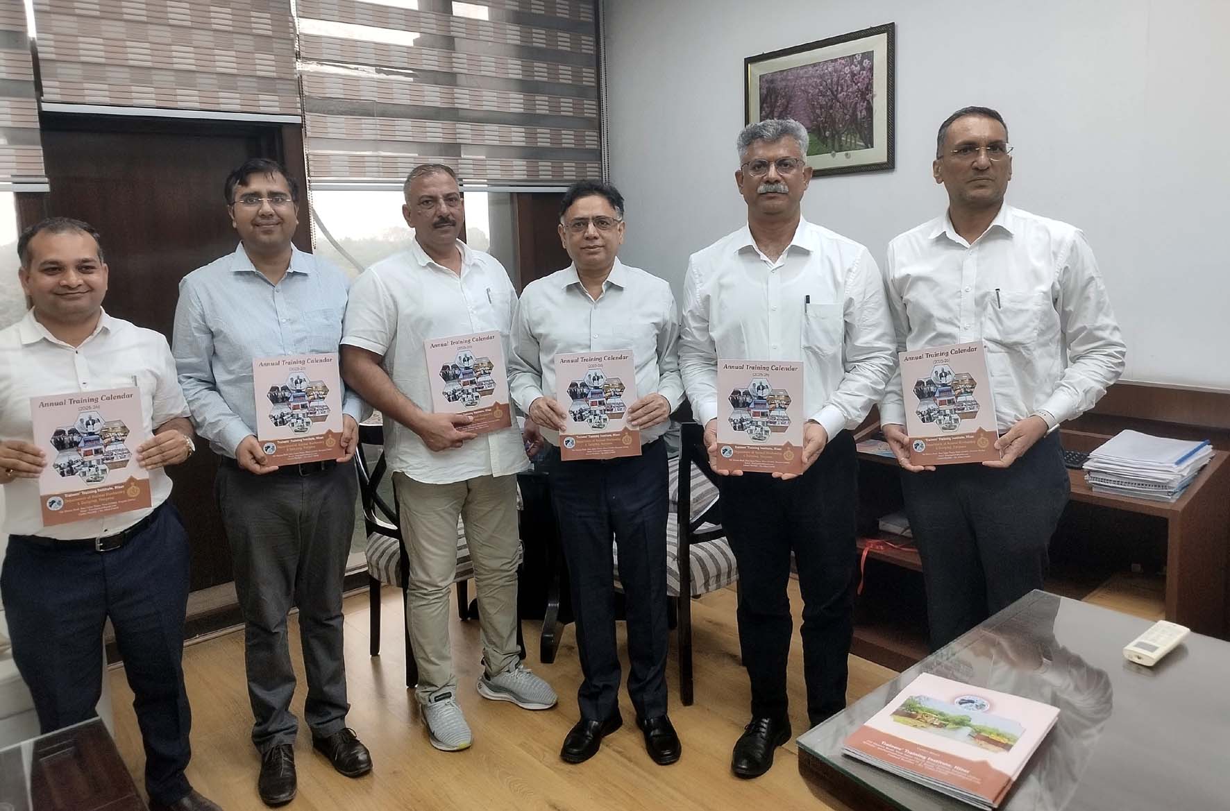 वार्षिक प्रशिक्षण कैलेंडर का विमोचन करते आयुक्त एवं सचिव विजय सिंह दहिया। वार्षिक प्रशिक्षण कैलेंडर का विमोचन करते आयुक्त एवं सचिव विजय सिंह दहिया।