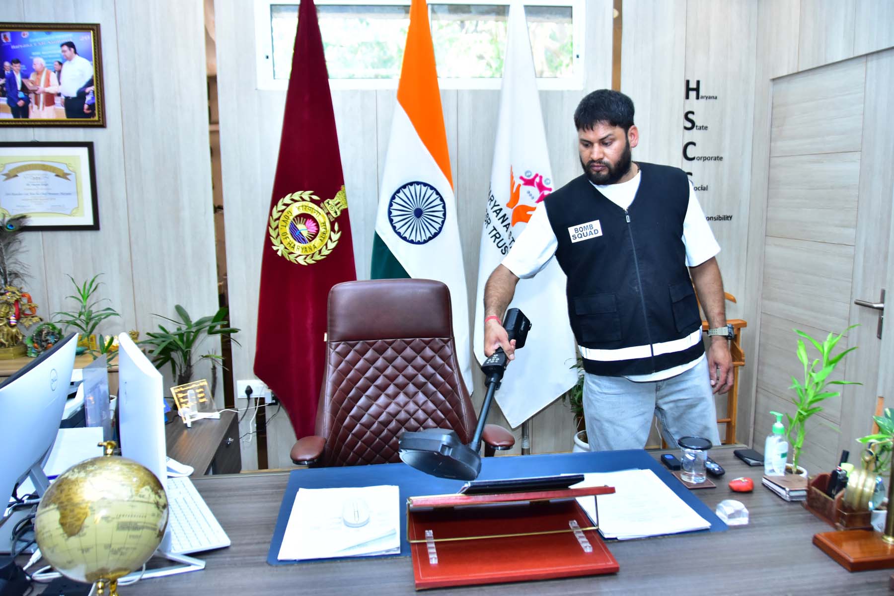 गुरुग्राम के लघु सचिवालय में बम होने की सूचना पर जांच करती टीम। गुरुग्राम के लघु सचिवालय में बम होने की सूचना पर जांच करती टीम।