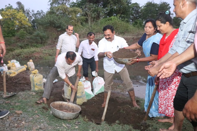 जल गंगा संवर्धन अभियान में सूखी नदियों पर स्टॉप-डैम बनाकर किया जा रहा बोरी बंधान का निर्माण कार्य जल गंगा संवर्धन अभियान में सूखी नदियों पर स्टॉप-डैम बनाकर किया जा रहा बोरी बंधान का निर्माण कार्य