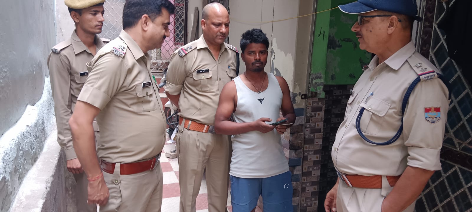 सत्यापन ना करने वाले 103 मकान मालिकों पर ताबड़तोड़ कार्रवाई कर वसूला 10 लाख से अधिक का जुर्माना सत्यापन ना करने वाले 103 मकान मालिकों पर ताबड़तोड़ कार्रवाई कर वसूला 10 लाख से अधिक का जुर्माना