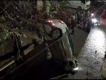 Durghatnagrast car Durghatnagrast car