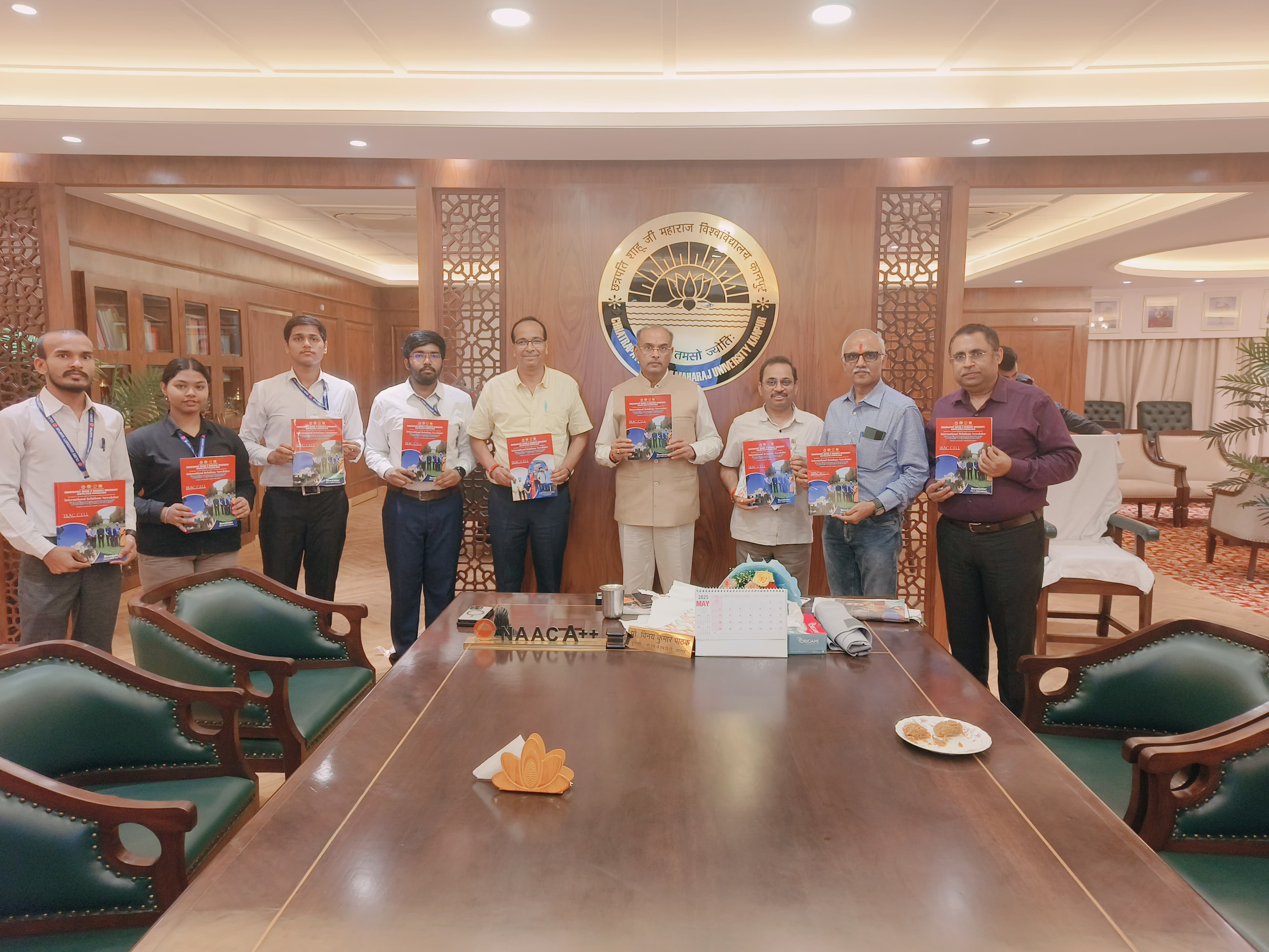 कुलपति पुस्तक का विमोचन करते हुए कुलपति पुस्तक का विमोचन करते हुए