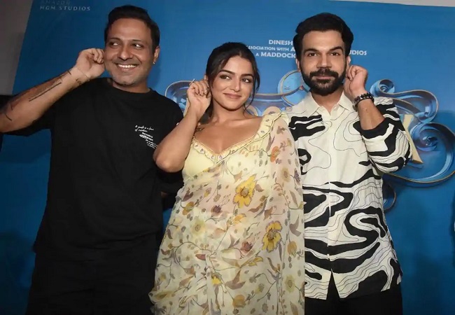 सिटी सेंटर मे पाेश देते दाेनाें कलाकार एवं डायरेकटर सिटी सेंटर मे पाेश देते दाेनाें कलाकार एवं डायरेकटर