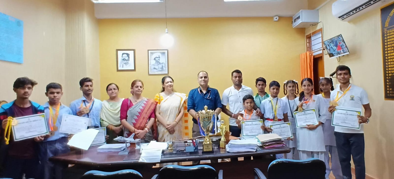प्रतिभागियों को बधाई देते जिला शिक्षा अधीक्षक प्रतिभागियों को बधाई देते जिला शिक्षा अधीक्षक