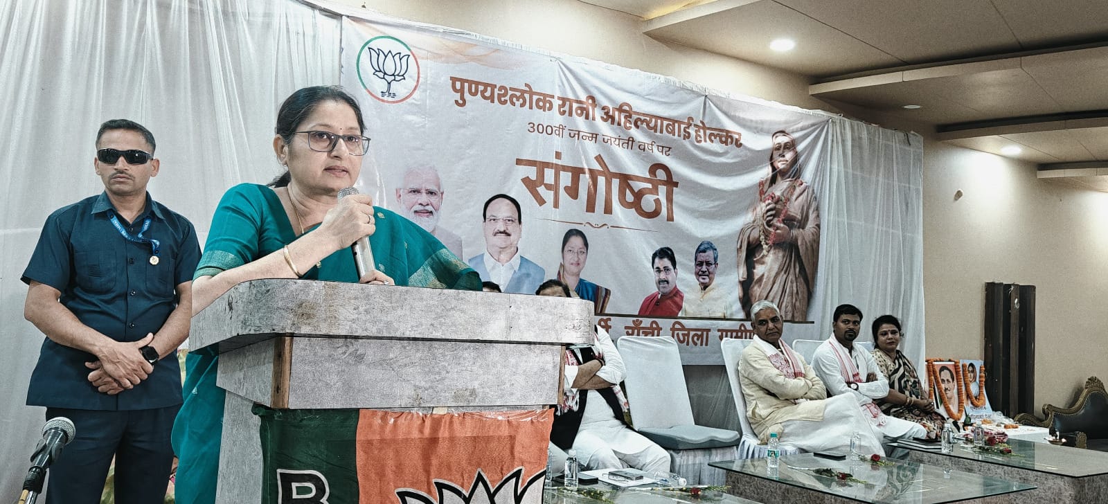 कार्यक्रम की तस्वीर कार्यक्रम की तस्वीर