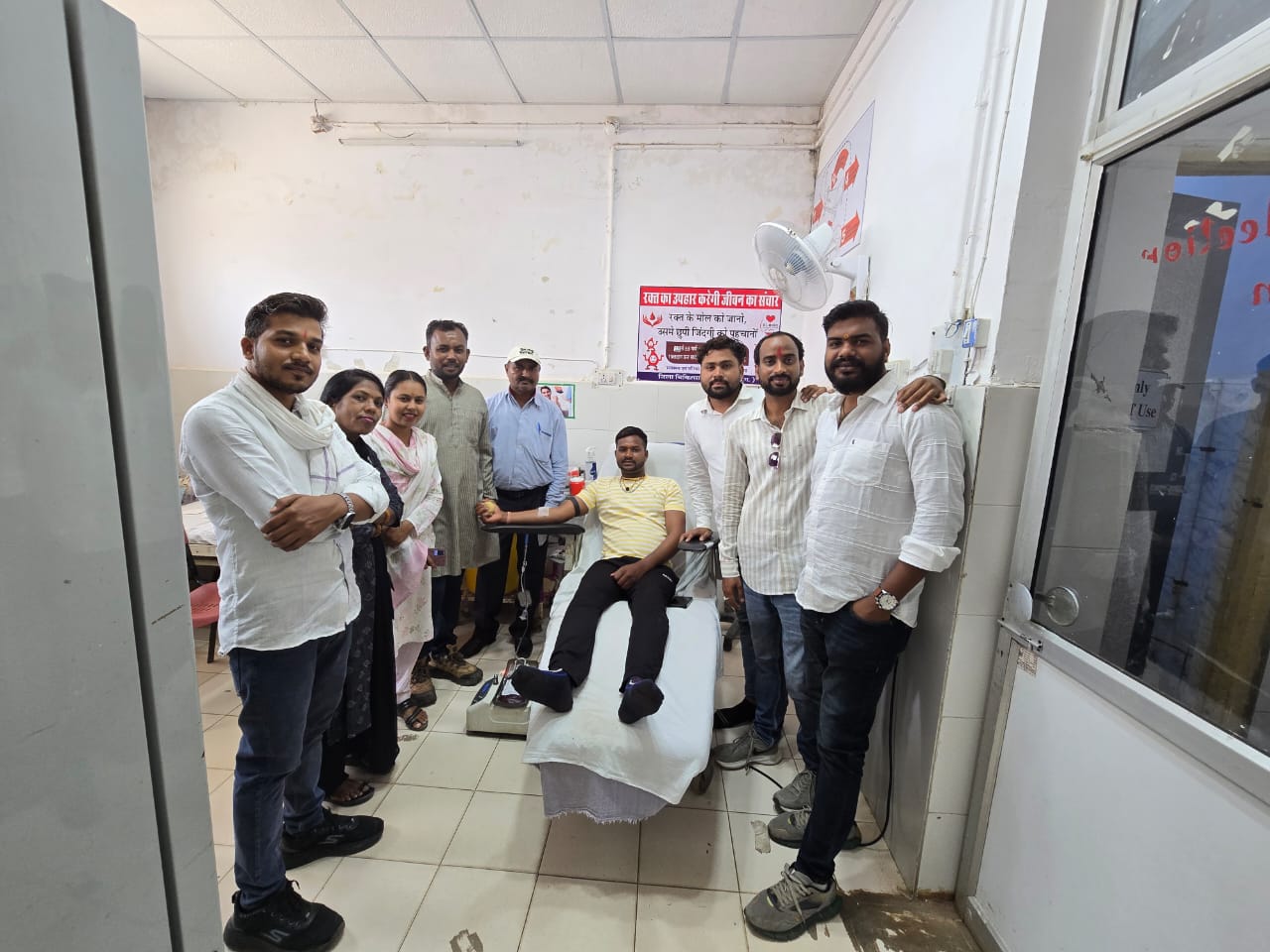 जिला सरकारी अस्पताल में रक्तदान करते हुए युवा। जिला सरकारी अस्पताल में रक्तदान करते हुए युवा।