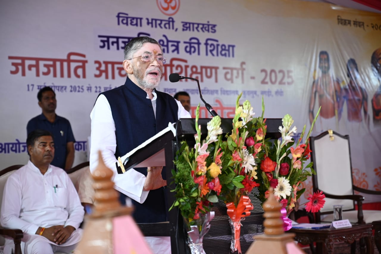 कार्यक्रम में राज्यपाल सहित अन्य लोग कार्यक्रम में राज्यपाल सहित अन्य लोग