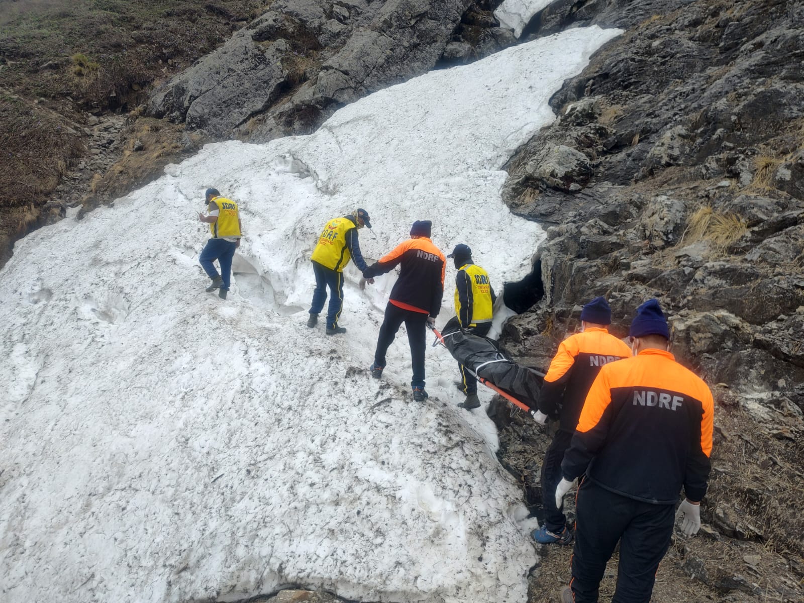 चौराबाड़ी ग्लेशियर से यात्री के शव का रेस्क्यू करते जवान । चौराबाड़ी ग्लेशियर से यात्री के शव का रेस्क्यू करते जवान ।