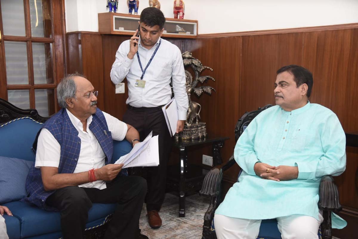 सांसद बृजमोहन अग्रवाल केंद्रीय मंत्री नितिन गडकरी चर्चा करते सांसद बृजमोहन अग्रवाल केंद्रीय मंत्री नितिन गडकरी चर्चा करते