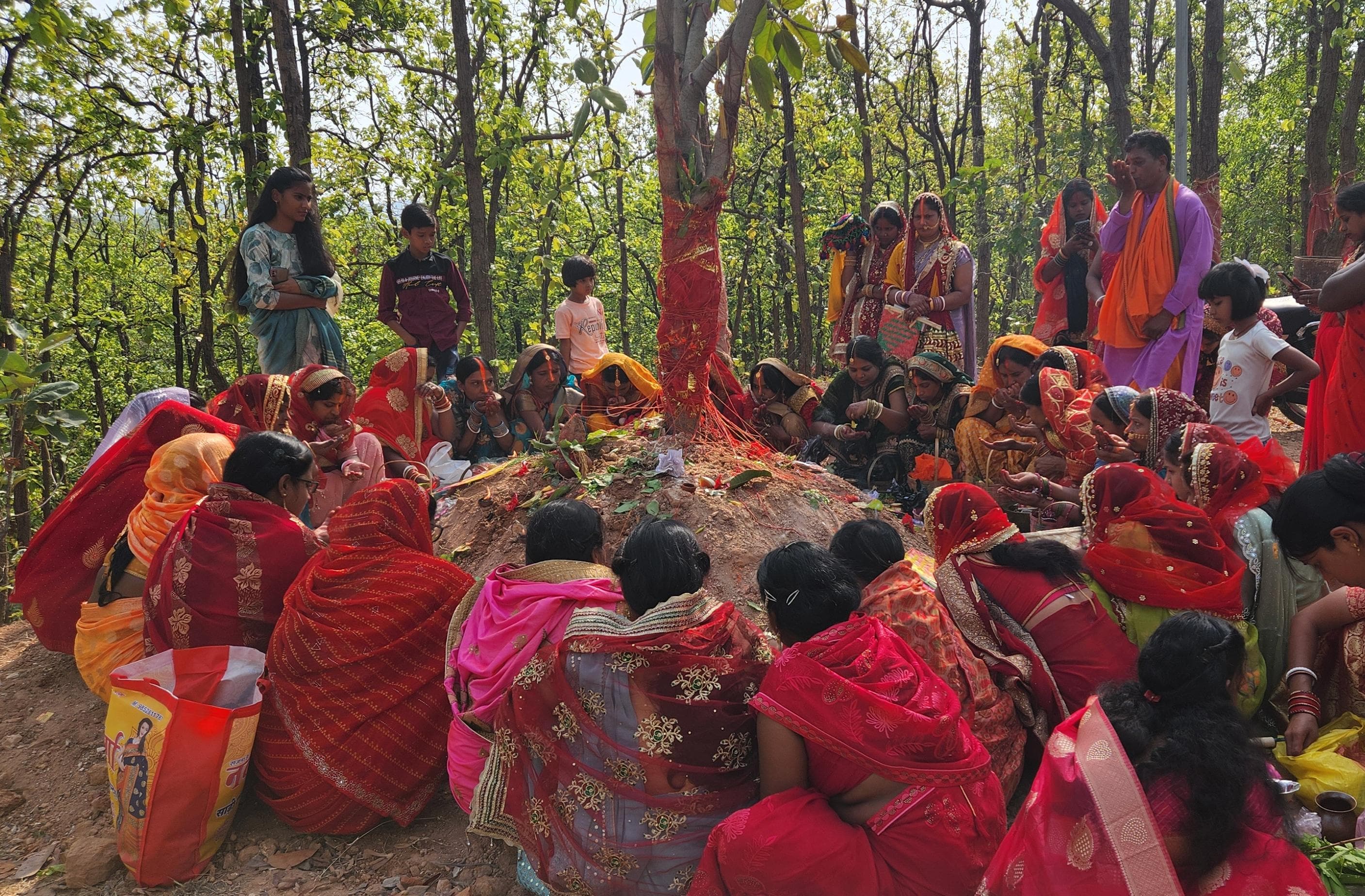 पूजा करती महिलाएं (फाइल फोटो) पूजा करती महिलाएं (फाइल फोटो)