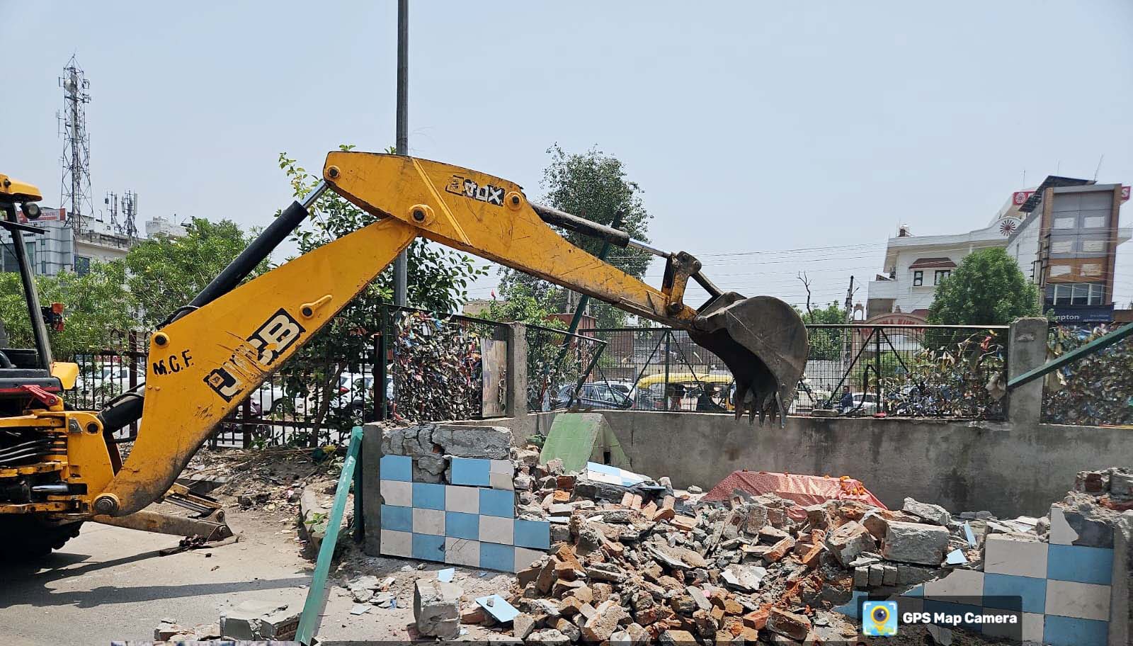 फरीदाबाद में सडक़ पर बनी मजार हटाते हुए निगम जेसीबी। फरीदाबाद में सडक़ पर बनी मजार हटाते हुए निगम जेसीबी।