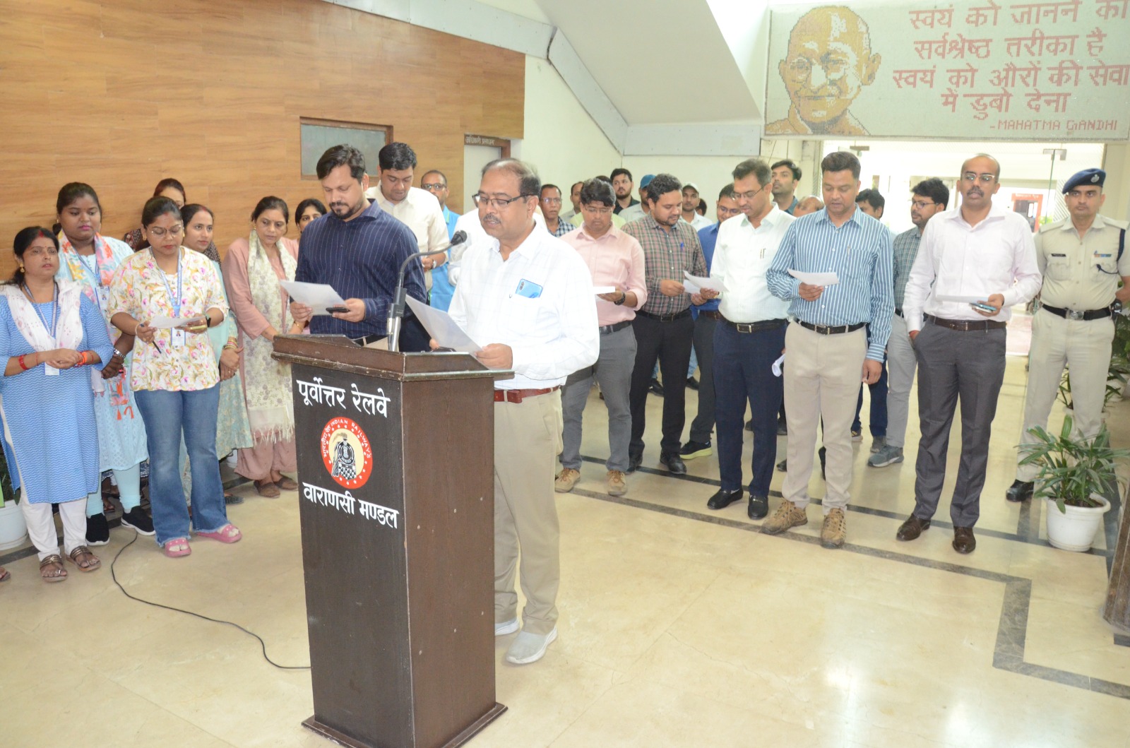 आतंकवाद विरोधी दिवस: शपथ लेते रेलकर्मी आतंकवाद विरोधी दिवस: शपथ लेते रेलकर्मी