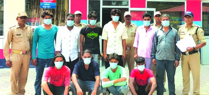 पुलिस गिरफ्त में आरोपित पुलिस गिरफ्त में आरोपित