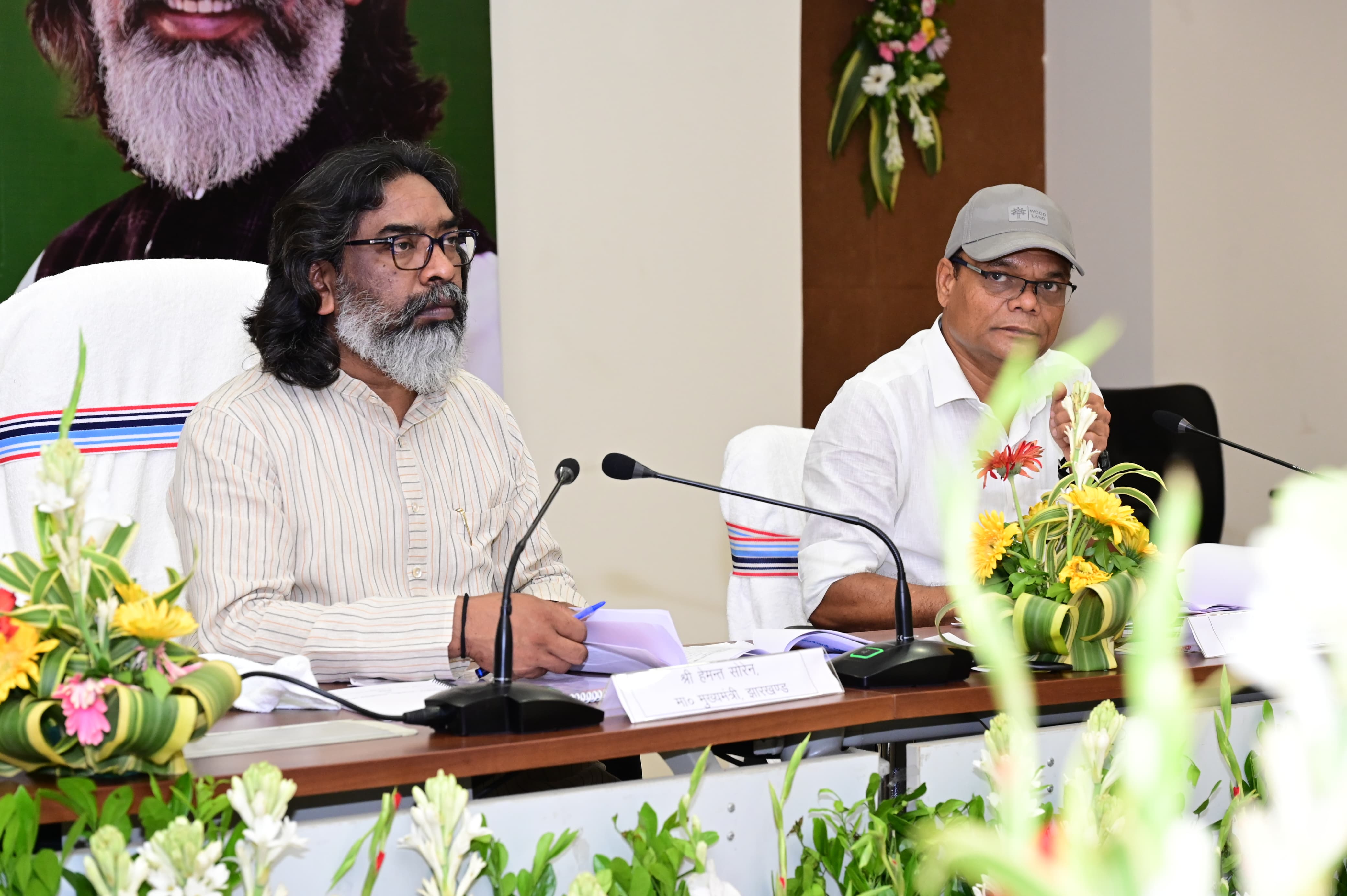 मुख्यमंत्री बैठक करते हुए मुख्यमंत्री बैठक करते हुए