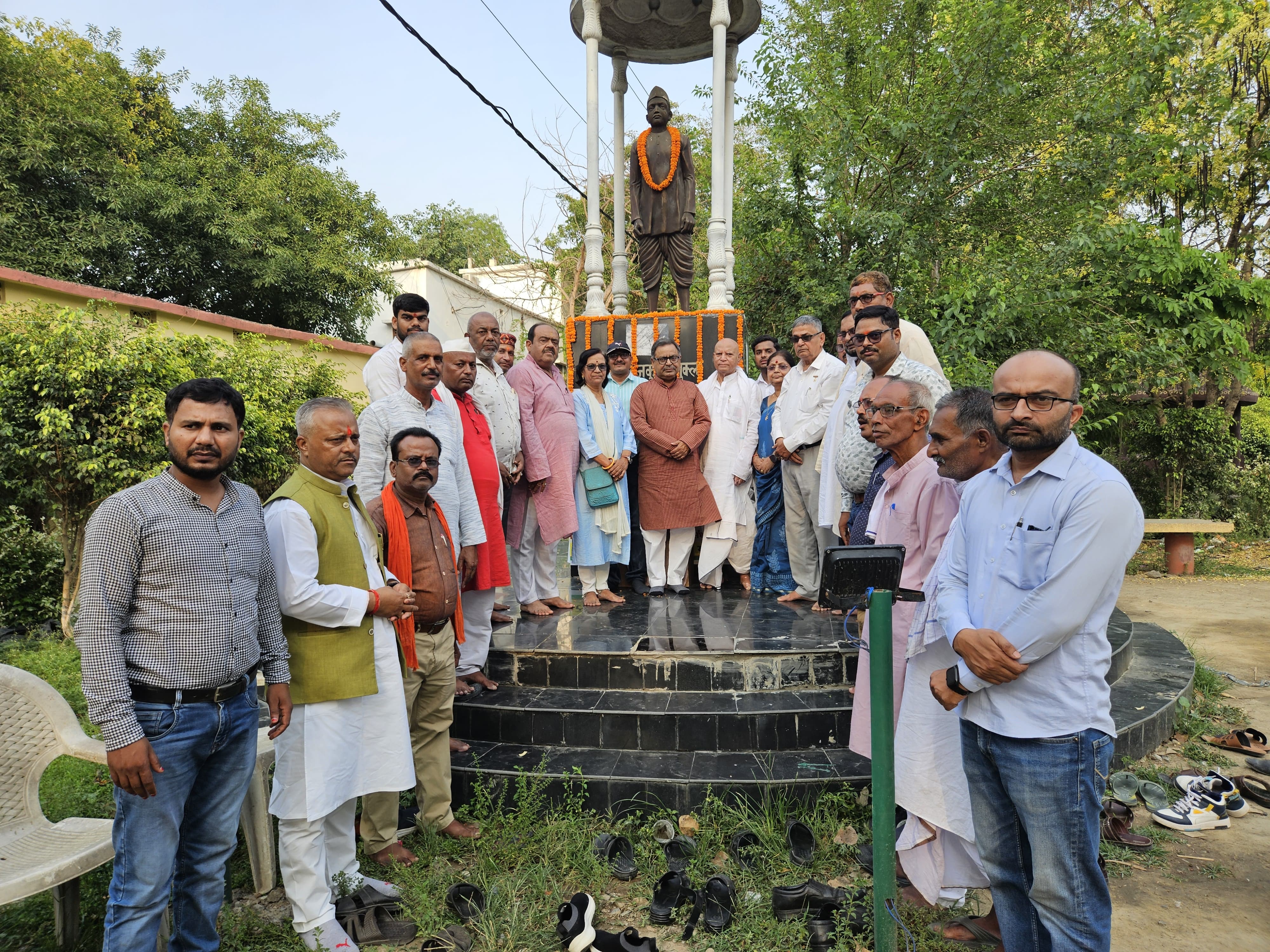 पं.राजकुमार शुक्ल को श्रद्धांजलि देते लोग पं.राजकुमार शुक्ल को श्रद्धांजलि देते लोग