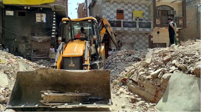 अवैध निर्माण हटाती जेसीबी अवैध निर्माण हटाती जेसीबी