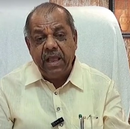 अपने विधानसभा क्षेत्र के कार्यालय में पत्रकारों से बात करते बचूभाई खाबड़ अपने विधानसभा क्षेत्र के कार्यालय में पत्रकारों से बात करते बचूभाई खाबड़