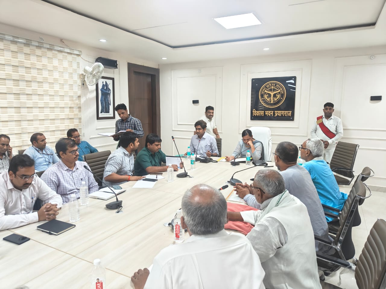 ग्रीष्मावकाश में समय कैम्प की समीक्षा बैठक करते हुए सीडीओं का छाया चित्र ग्रीष्मावकाश में समय कैम्प की समीक्षा बैठक करते हुए सीडीओं का छाया चित्र