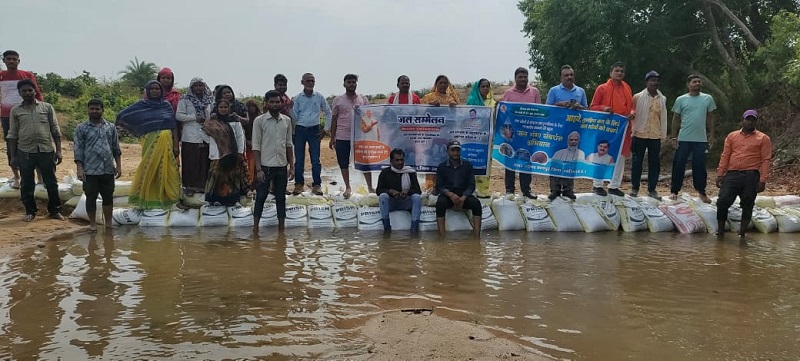 जल गंगा संवर्धन अभियान में सूखी नदियों पर स्टॉप-डैम बनाकर किया जा रहा बोरी बंधान का निर्माण कार्य जल गंगा संवर्धन अभियान में सूखी नदियों पर स्टॉप-डैम बनाकर किया जा रहा बोरी बंधान का निर्माण कार्य