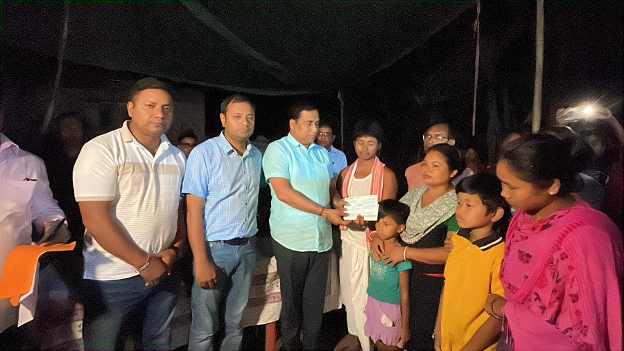बेलतला बाज़ार में गार्डवाल गिरने से मृतक के परिवार को सरकारी सहायता का चे देते हुए मंत्री जयंत मल्ल बरुवा। बेलतला बाज़ार में गार्डवाल गिरने से मृतक के परिवार को सरकारी सहायता का चे देते हुए मंत्री जयंत मल्ल बरुवा।