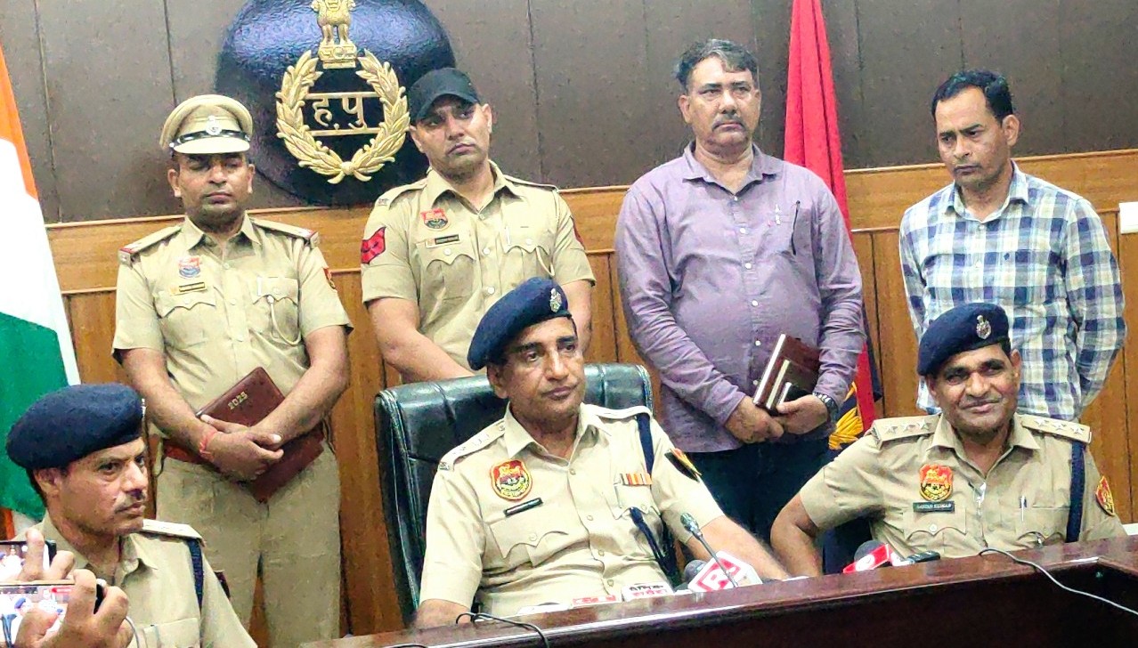 पाकिस्तानी जासूस नोमान के बारे में जानकारी देते पुलीस अधीक्षक भूपेंद्र सिंह पाकिस्तानी जासूस नोमान के बारे में जानकारी देते पुलीस अधीक्षक भूपेंद्र सिंह