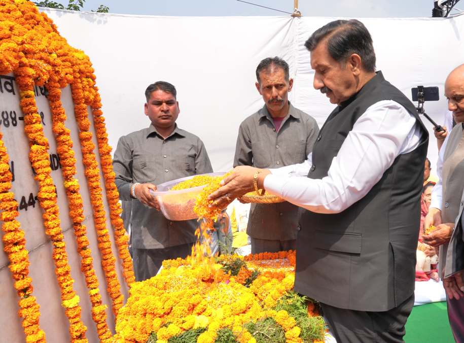 श्रद्वांजलि अर्पित करते उपमुख्यमंत्री श्रद्वांजलि अर्पित करते उपमुख्यमंत्री