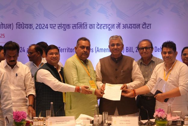 संसदीय समिति काे समर्थन पत्र साैंपते भाजपाई। संसदीय समिति काे समर्थन पत्र साैंपते भाजपाई।