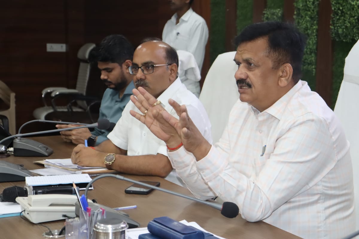 जिलाधिकारी डॉ दिनेश चंद्र सिंह बैठक लेते हुए जिलाधिकारी डॉ दिनेश चंद्र सिंह बैठक लेते हुए