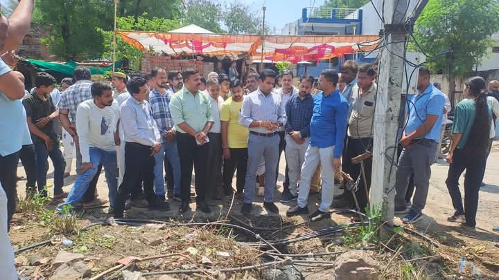 चित्तौड़गढ़ जिले के धूलखेड़ा में उल्टी दस्त के प्रकोप के बाद निरीक्षण करते जिला कलक्टर व विधायक। चित्तौड़गढ़ जिले के धूलखेड़ा में उल्टी दस्त के प्रकोप के बाद निरीक्षण करते जिला कलक्टर व विधायक।