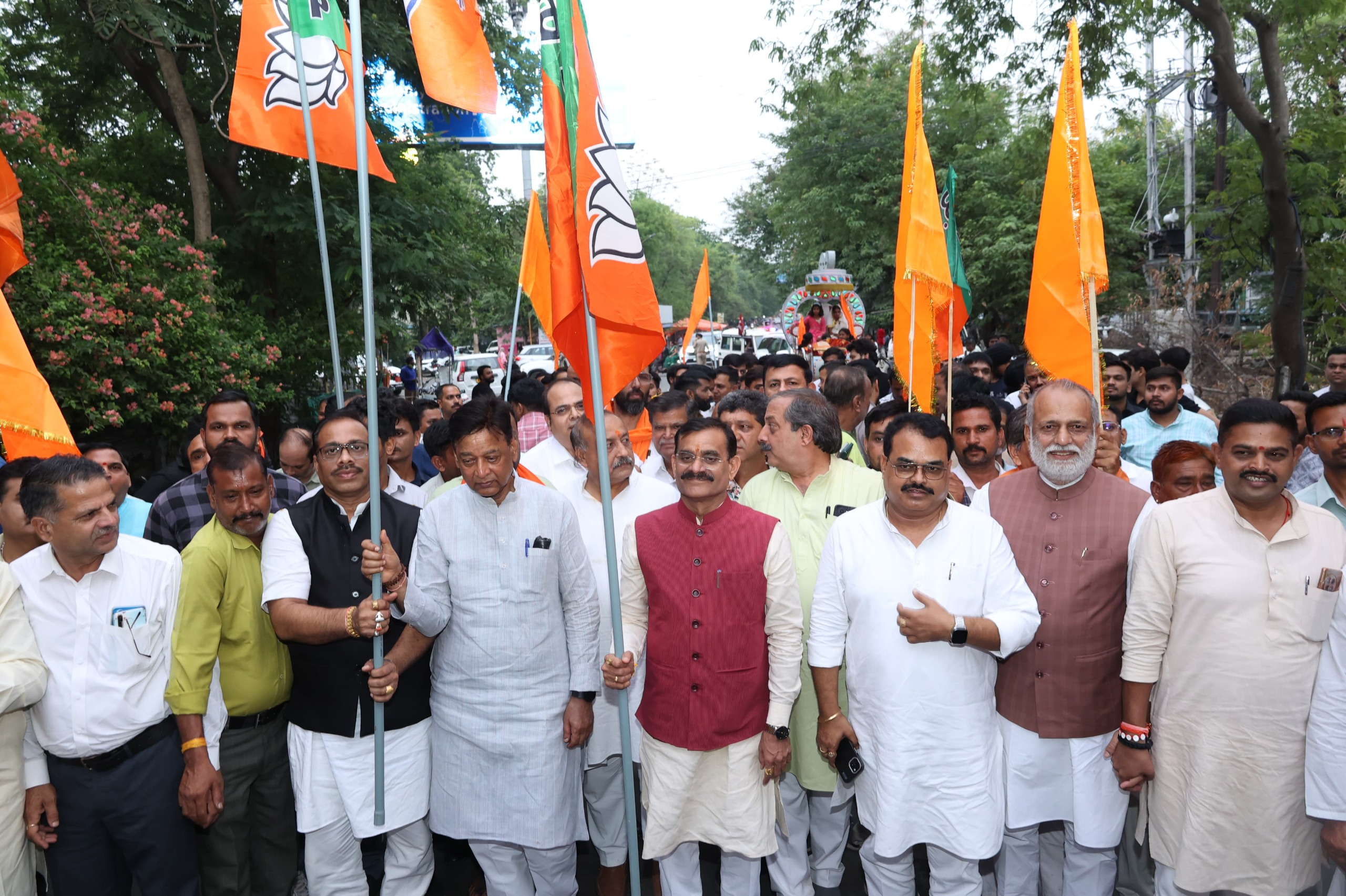 बीजेपी प्रदेश अध्यक्ष वीडी शर्मा ने भोपाल मध्य विधानसभा में निकाली गई शोभा यात्रा में शामिल हुए बीजेपी प्रदेश अध्यक्ष वीडी शर्मा ने भोपाल मध्य विधानसभा में निकाली गई शोभा यात्रा में शामिल हुए