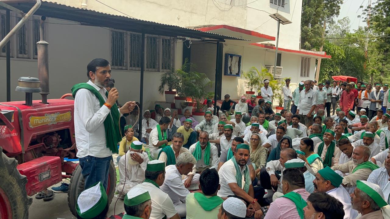 डीएफओ कार्यालय पर धरने में शामिल किसान डीएफओ कार्यालय पर धरने में शामिल किसान