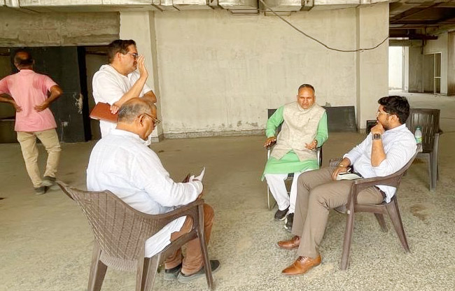 सोनीपत: मेयर राजीव जैन अधूरे पड़े नए भवन का निर्माण पर अधिकारियों चर्चा करते हुए सोनीपत: मेयर राजीव जैन अधूरे पड़े नए भवन का निर्माण पर अधिकारियों चर्चा करते हुए