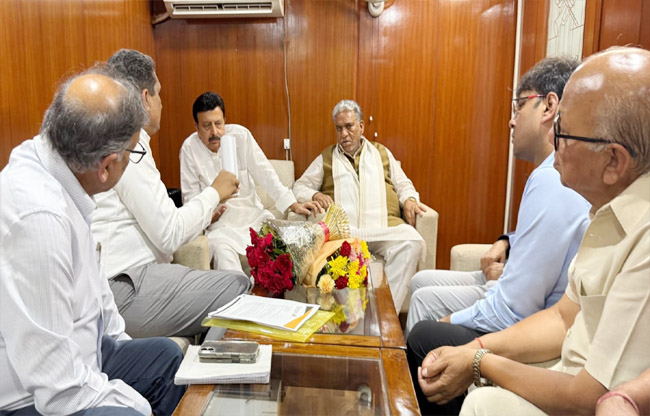 सोनीपत: मंत्री कृष्ण लाल पंवार संग बैठक करते बड़ी इंडस्ट्रियल मैन्यूफैक्चरिंग एसोसिएशन सदस्य। सोनीपत: मंत्री कृष्ण लाल पंवार संग बैठक करते बड़ी इंडस्ट्रियल मैन्यूफैक्चरिंग एसोसिएशन सदस्य।