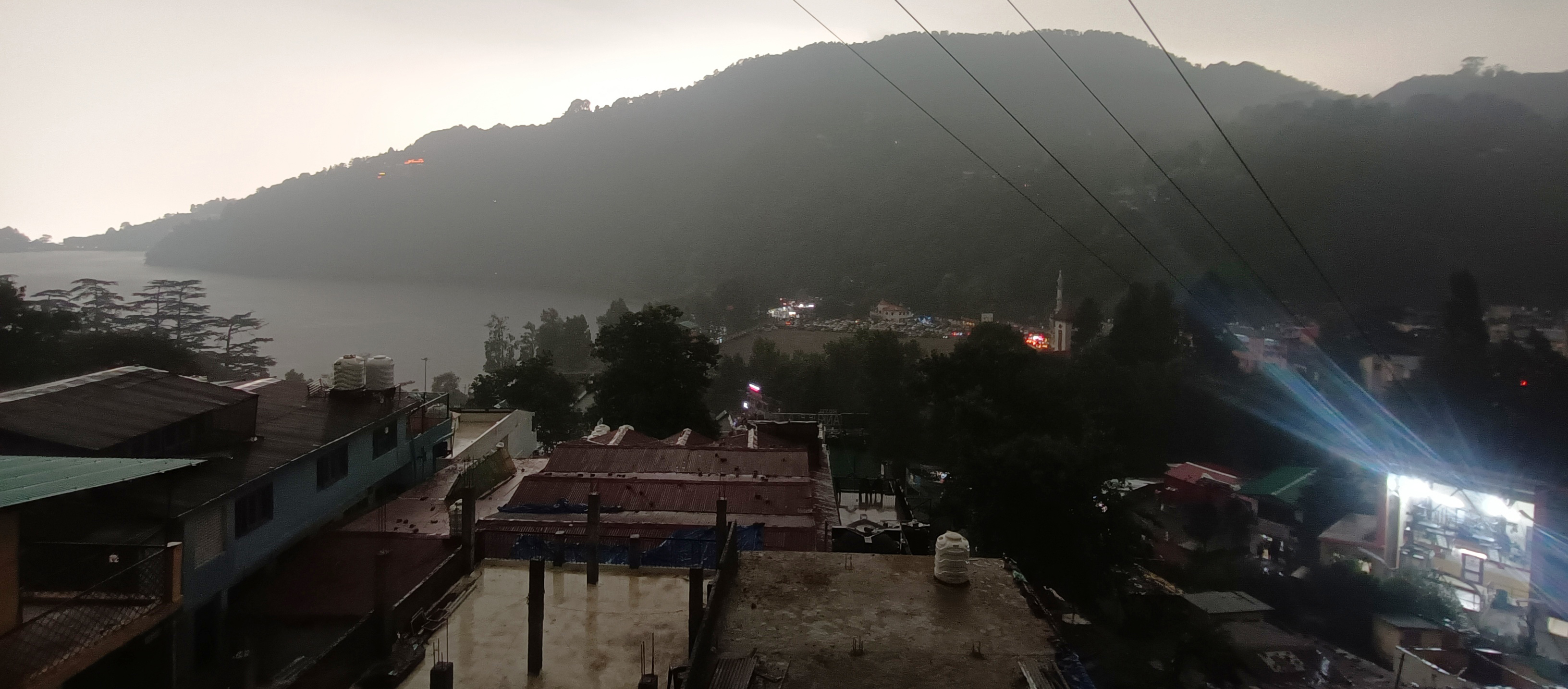 बुधवार को नैनीताल में दिल में छाया अंधेरा और जली लाइटें। बुधवार को नैनीताल में दिल में छाया अंधेरा और जली लाइटें।