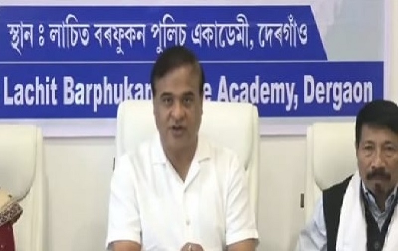 असमः गोलाघाट जिलांतर्गत देरगांव पुलिस अकादमी में कैबिनेट बैठक के बाद मीडिया को संबोधित करते मुख्यमंत्री डॉ. हिमंत बिस्व सरमा। साथ में मंत्री अतुल बोरा असमः गोलाघाट जिलांतर्गत देरगांव पुलिस अकादमी में कैबिनेट बैठक के बाद मीडिया को संबोधित करते मुख्यमंत्री डॉ. हिमंत बिस्व सरमा। साथ में मंत्री अतुल बोरा