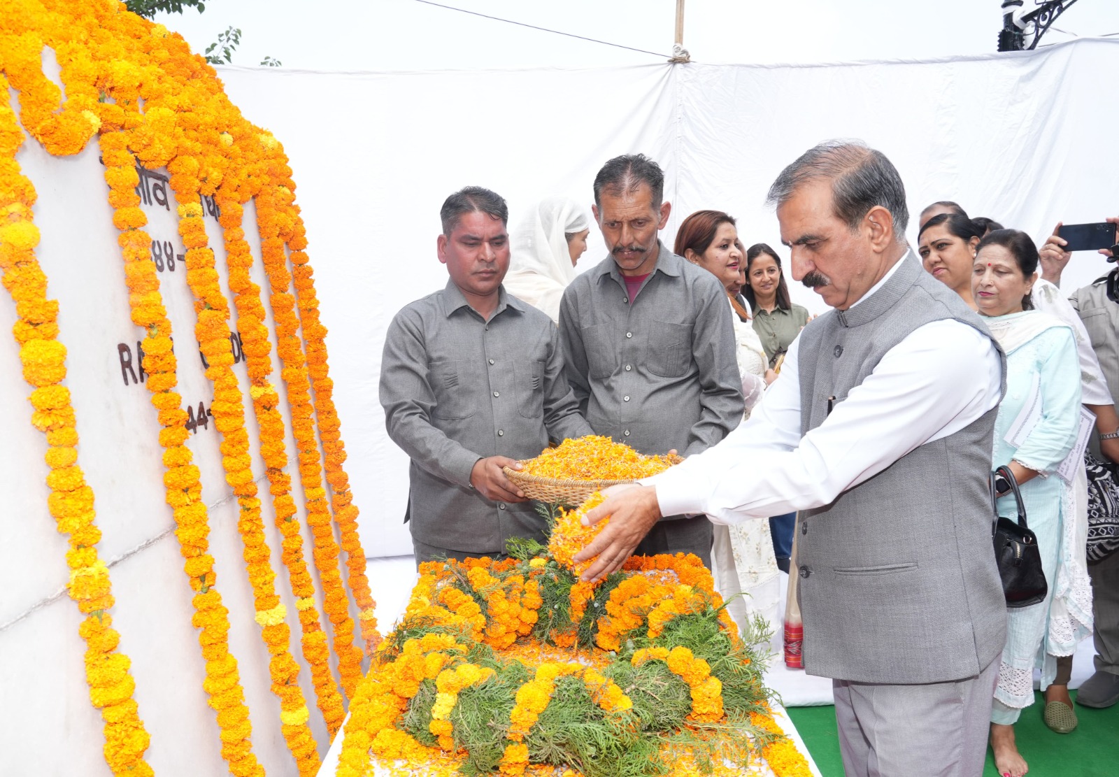 मुख्यमंत्री श्रद्भजंलि अर्पित करते हुए मुख्यमंत्री श्रद्भजंलि अर्पित करते हुए