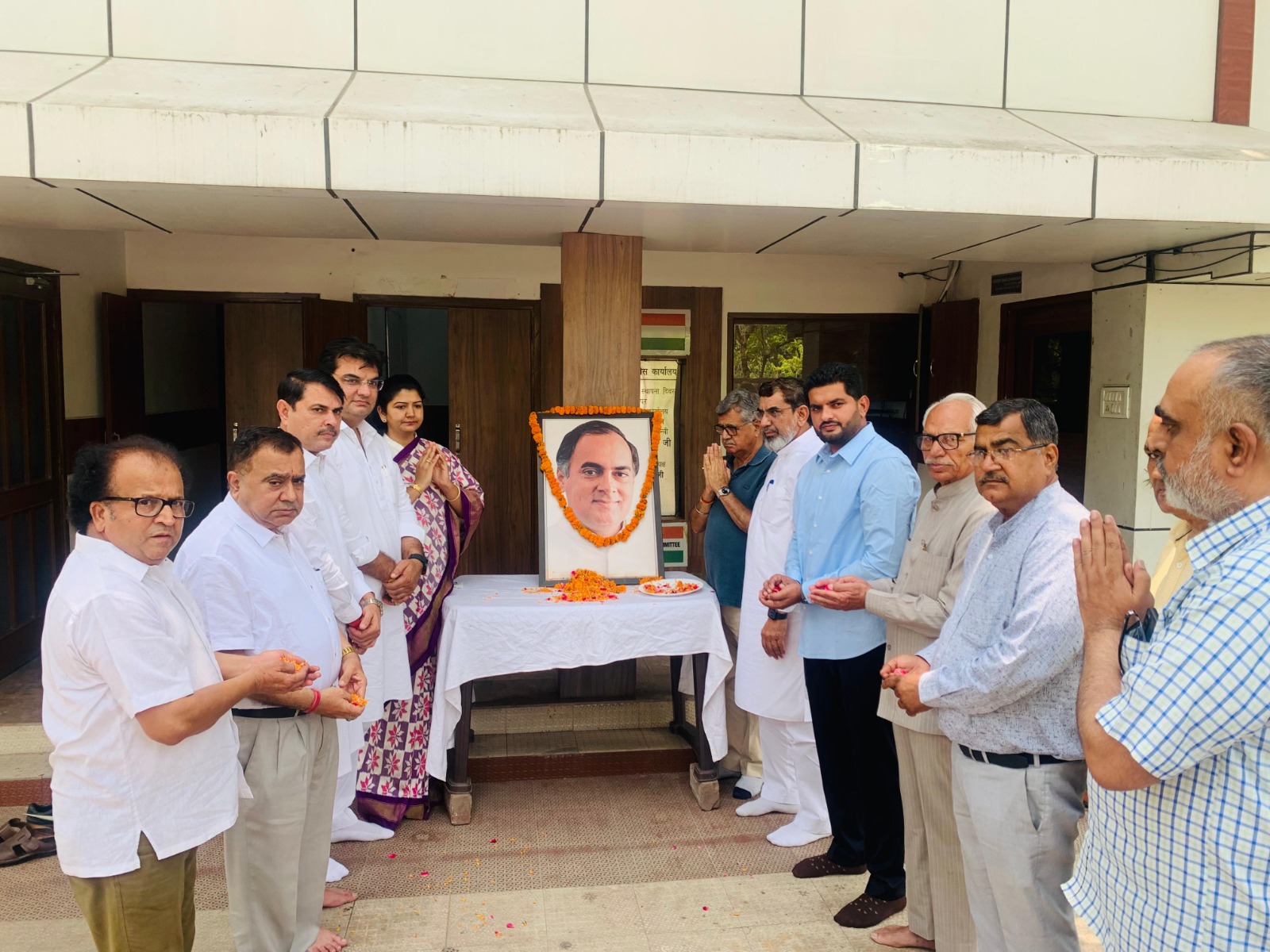 हरियाणा कांग्रेस मुख्यालय में पूर्व प्रधानमंत्री राजीव गांधी को श्रद्धांजलि भेंट करते नेता हरियाणा कांग्रेस मुख्यालय में पूर्व प्रधानमंत्री राजीव गांधी को श्रद्धांजलि भेंट करते नेता