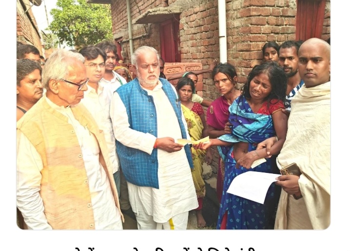 मृतक के आश्रितों को चेक देते मंत्री मृतक के आश्रितों को चेक देते मंत्री