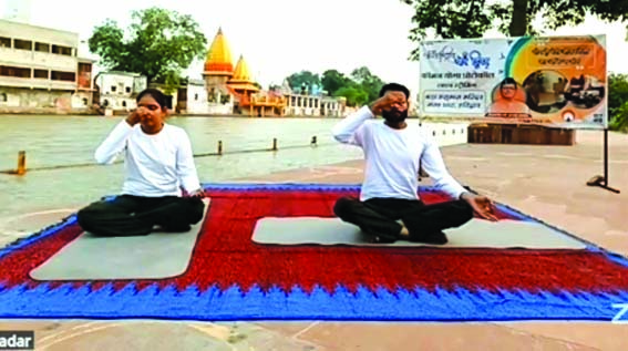 कनखल में गंगा तट पर योगाभ्यास कराते हुए कनखल में गंगा तट पर योगाभ्यास कराते हुए