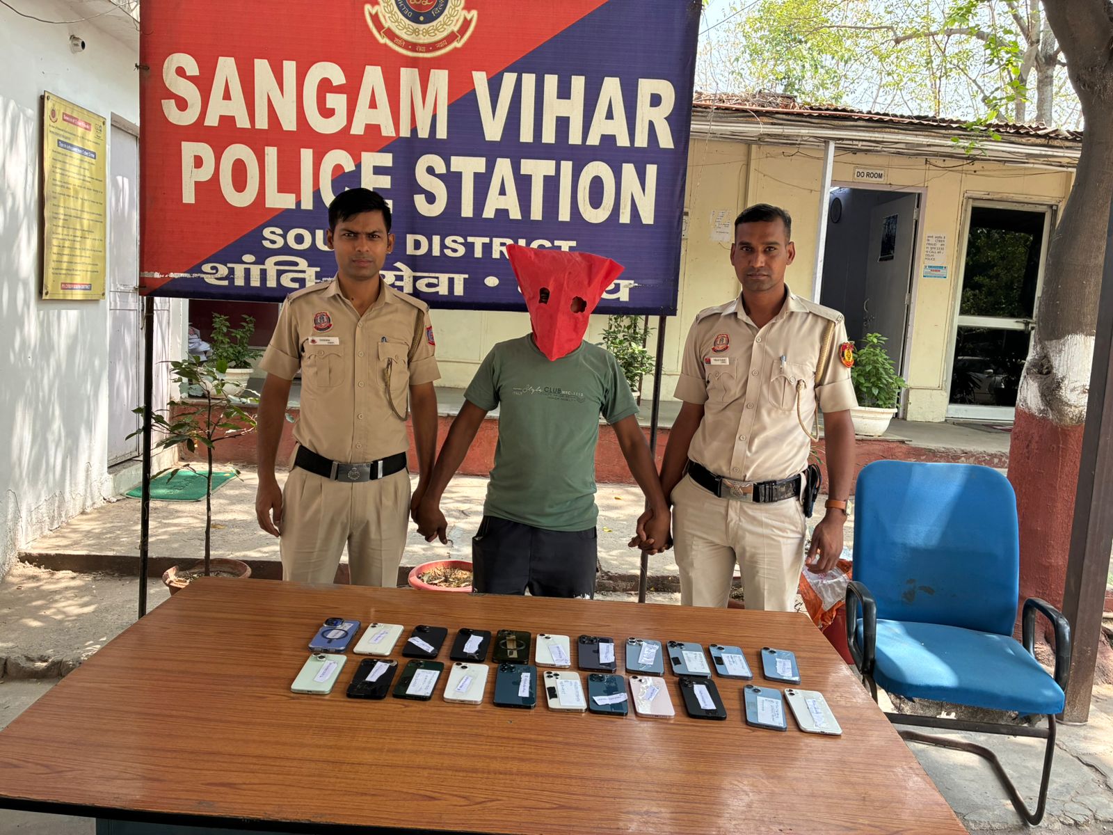 पकड़े गए ठक-ठक गैंग के दो सदस्यों की फोटो पकड़े गए ठक-ठक गैंग के दो सदस्यों की फोटो