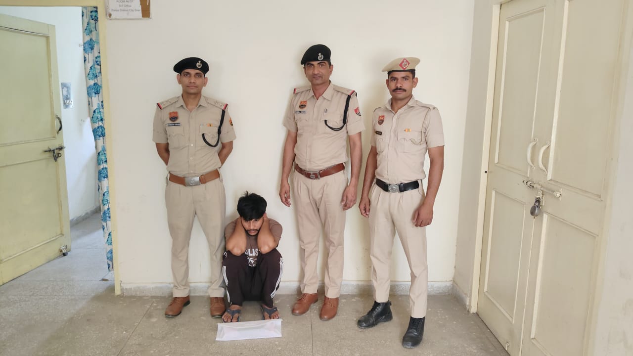 पकड़ा गया आरोपी। पकड़ा गया आरोपी।
