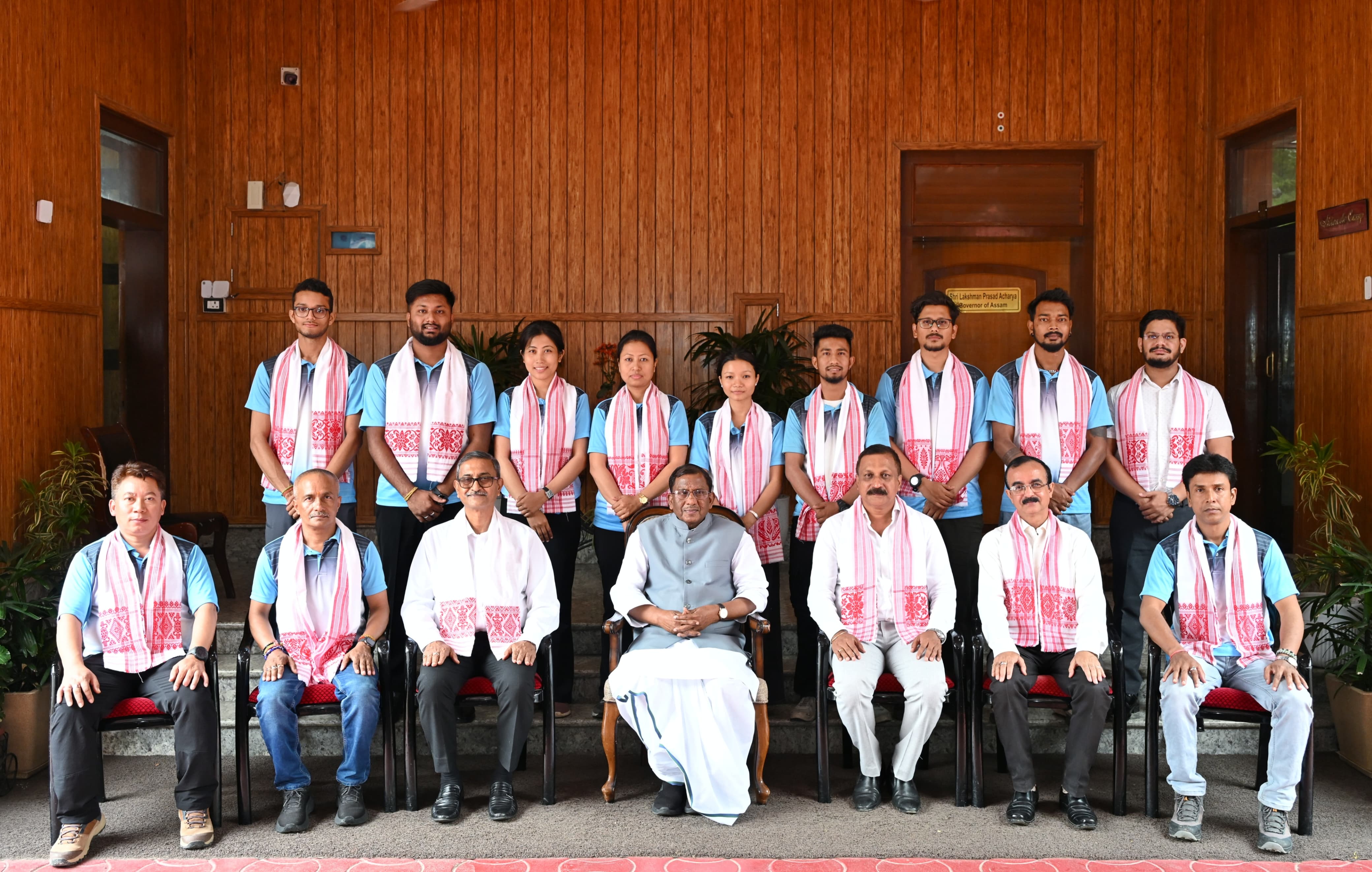 असम पर्वतारोहण संघ के सदस्यों की ऐतिहासिक उपलब्धि को सम्मानित करते हुए असम के राज्यपाल लक्ष्मण प्रसाद आचार्य।