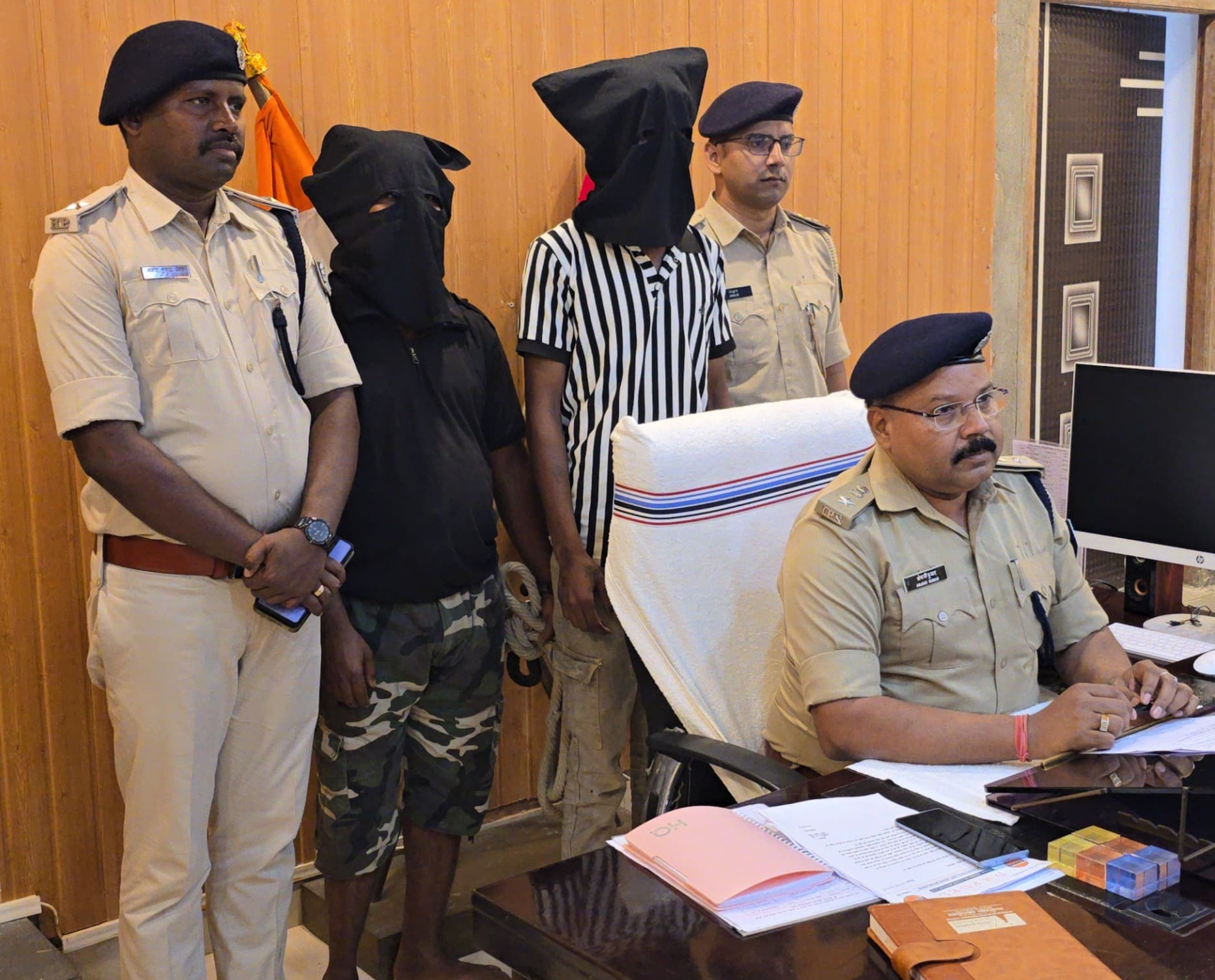 अररिया फोटो:एसपी प्रेस कांफ्रेंस में जानकारी देते अररिया फोटो:एसपी प्रेस कांफ्रेंस में जानकारी देते