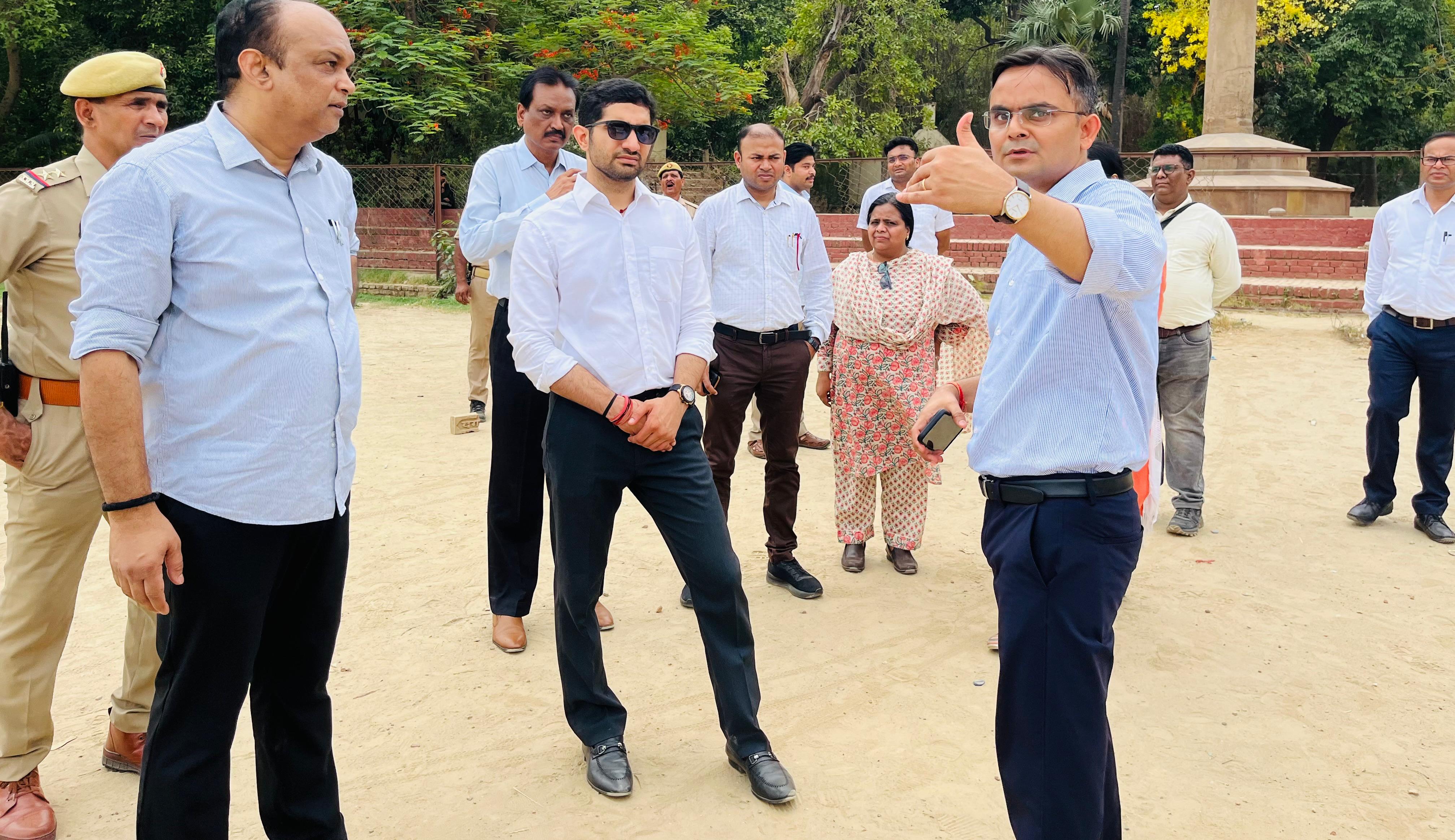 जिलाधिकारी निरीक्षण करते हुए जिलाधिकारी निरीक्षण करते हुए